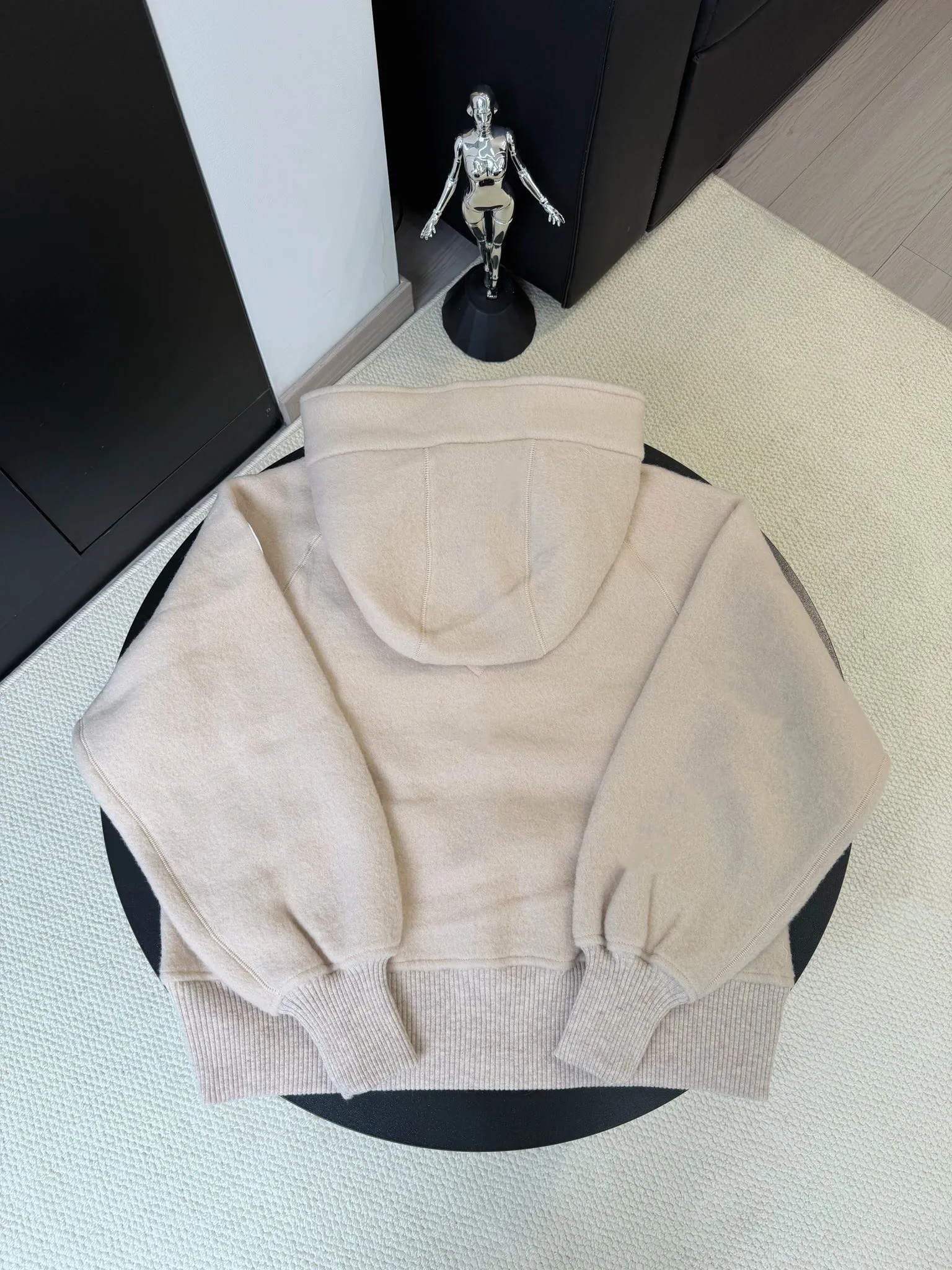 P660 Canada Goose Fleece Wool Badge Hooded Jacket Fabric selection: Wool fleece fabric blended with wool as the main body and a very small amount of spandex and polyester fiber. Wool is a core natural ingredient that provides unparalleled temperature regulation, antibacterial and anti-odor properties and a skin-friendly feel. The feeding of a small amount of spandex gives the fabric a certain degree of four-way elasticity, making it non-restrictive during daily activities. As the basis of fleece's structure, polyester fiber enhances the fabric's durability, wrinkle resistance and quick-drying properties. It contributes to the loft of the fleece and provides functions such as trapping air.  Detail 1: The sleeves and hem are closed with 2×2 ribbing. Its strong elasticity can closely fit wrists and waists of different thicknesses, forming an effective 'seal' to prevent cold wind from blowing back. It can still maintain its original shape after repeated stretching and use, and is not easy to loose and deform. And the ribbed cuffs can convey a sense of design and enhance the visual beauty.  Detail 2: The combination of hood design and elastic buckle improves warmth and windproof performance when wearing. Accessories: Customized elastic drawstring, elastic buckle, custom zipper pendant, custom armband Size: S M L Color: black gray coffee rice pink